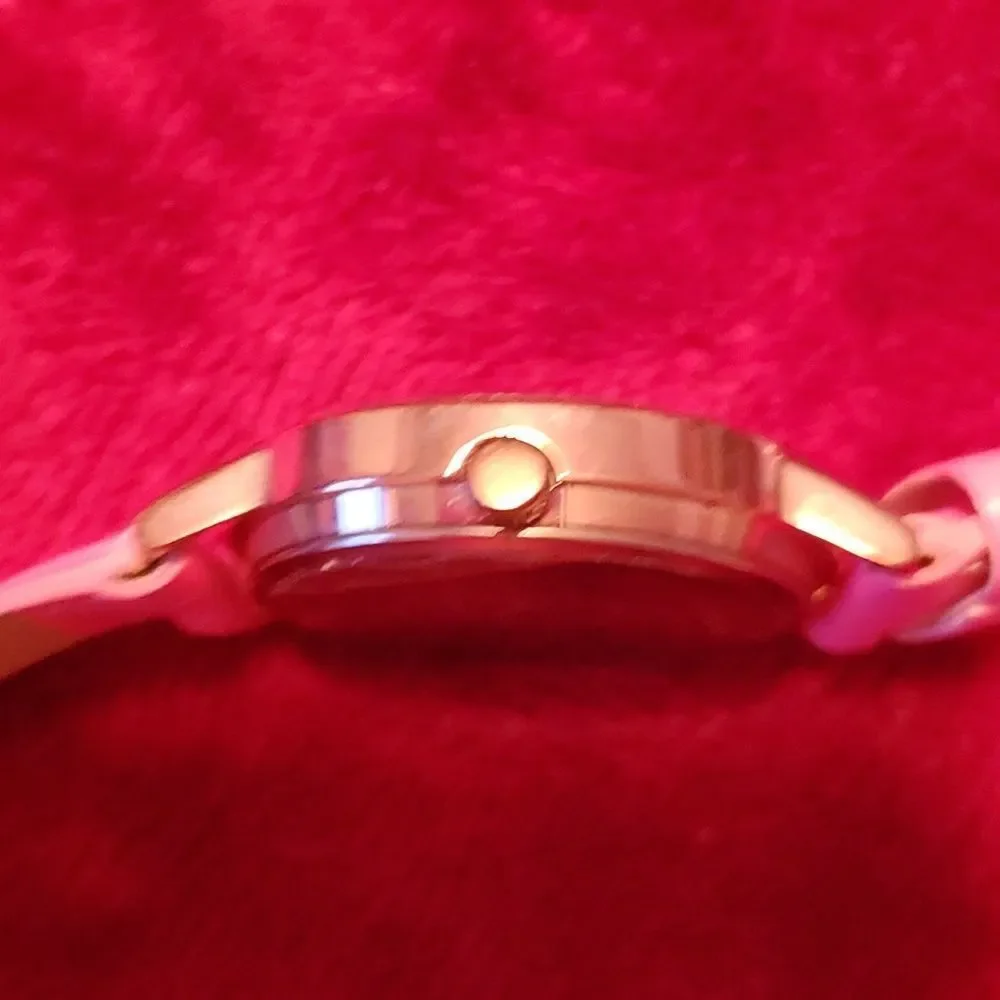 NEW SANRIO HKAQ5901 Hello Kitty Rose Gold Case Pink Band New Battery Works Great